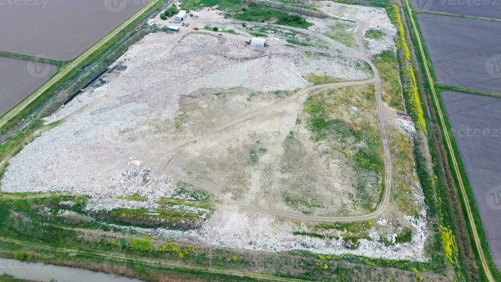 basura tugurio con muchísimo de basura y tratamiento instalaciones. vertedero de basura fuera de el pueblo foto