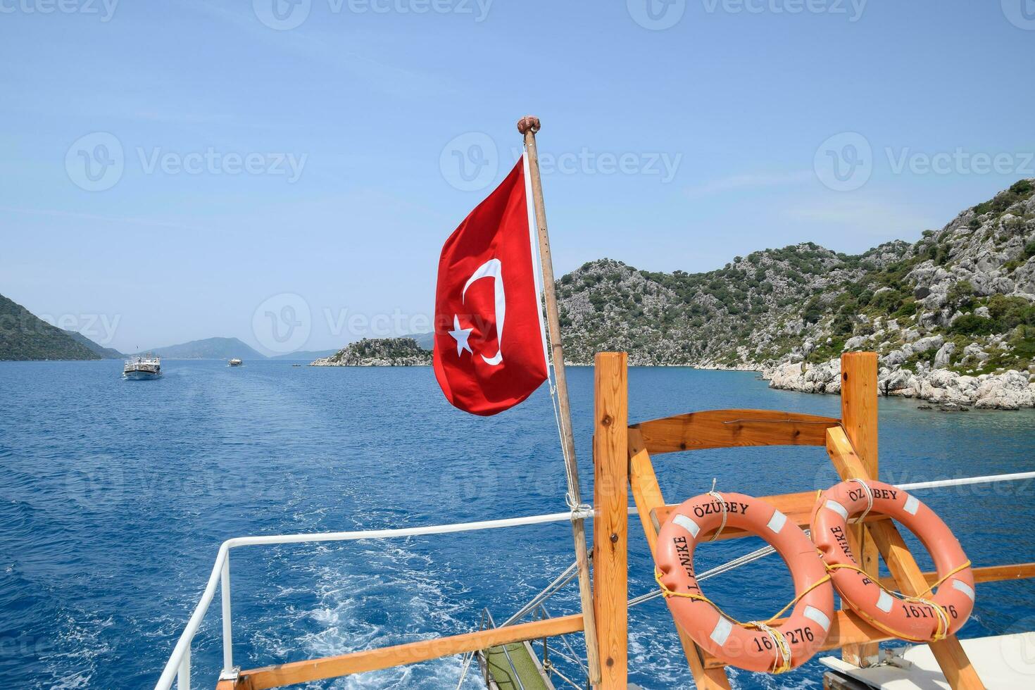 Turquía bandera a el popa de un Placer yate. ver de Mediterráneo costa foto