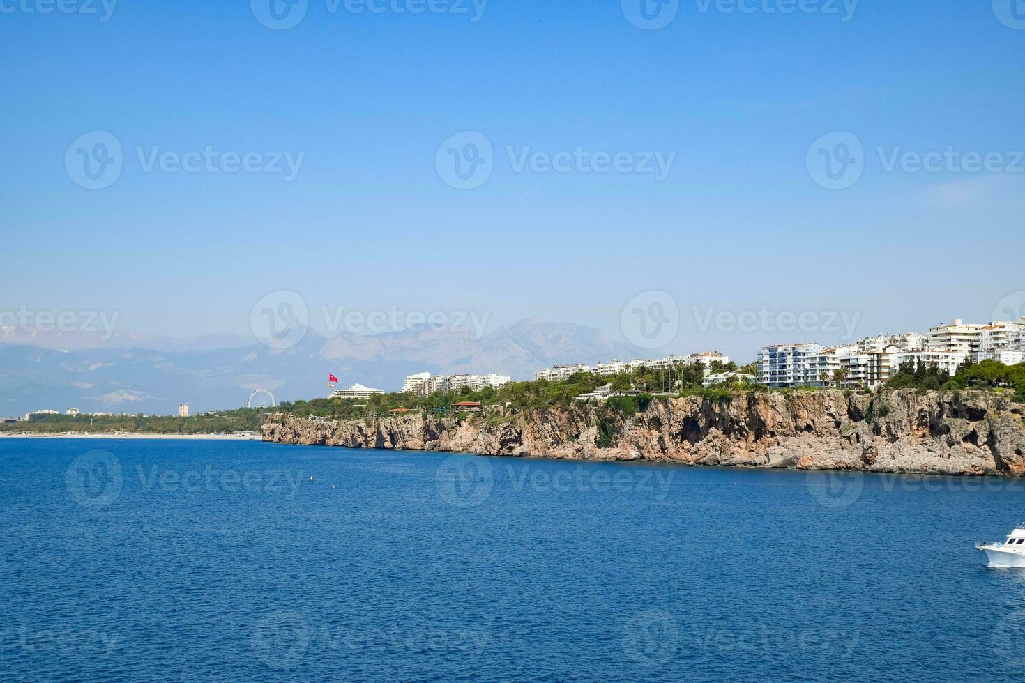 el línea costera de antalya, el paisaje de ciudad de antalya es un ver de el costa y el mar. foto