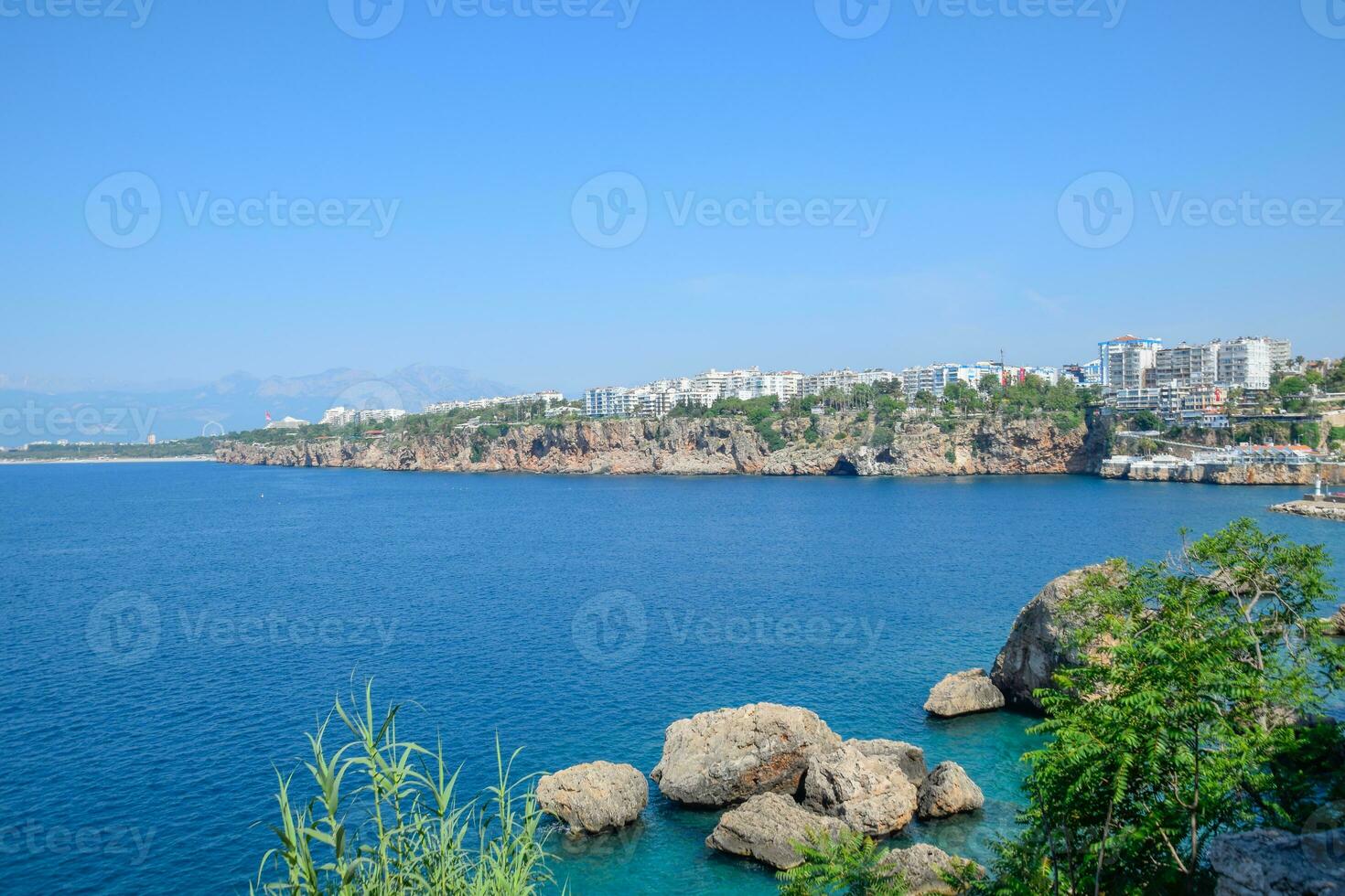 el línea costera de antalya, el paisaje de ciudad de antalya es un ver de el costa y el mar. foto