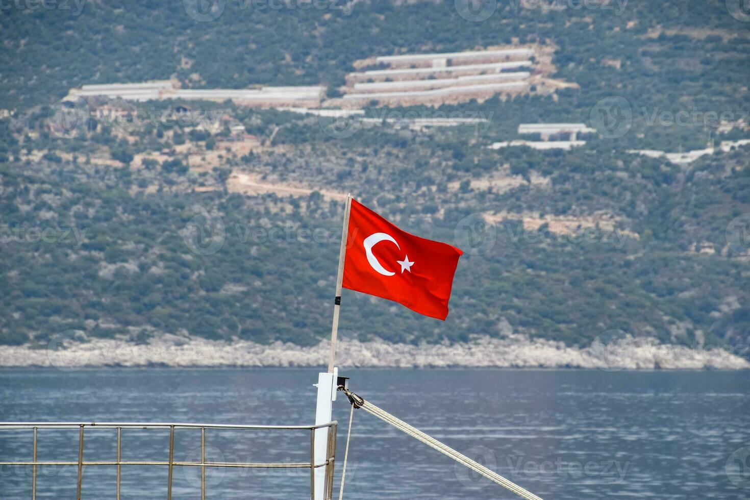 el bandera de Turquía revolotea en el viento en el cubierta de Placer yate. foto