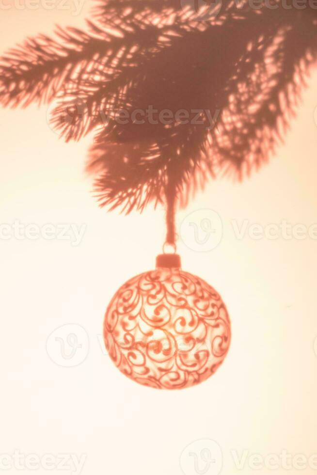 Navidad pelota en Navidad árbol, creativo foto, nuevo año, Navidad foto