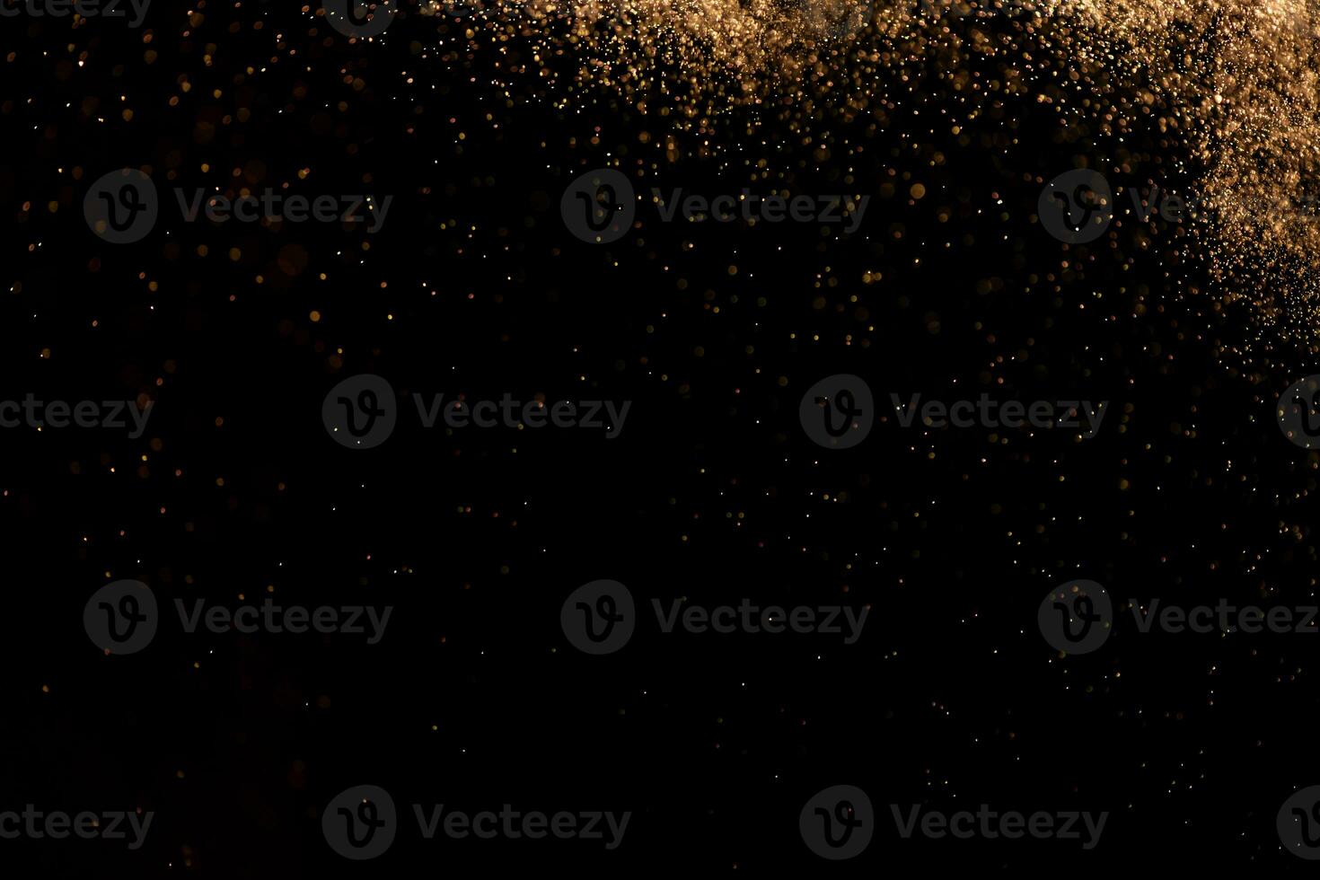 pequeño gotas de lluvia, nieve en un negro antecedentes. viento. natural antecedentes foto