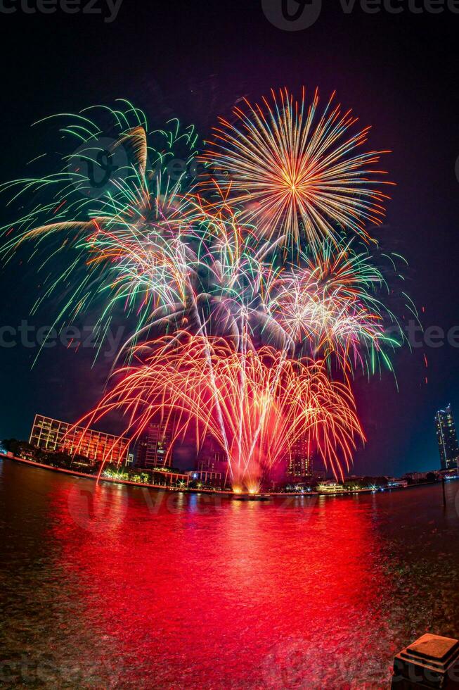 fuegos artificiales en el río en el cielo oscuro foto