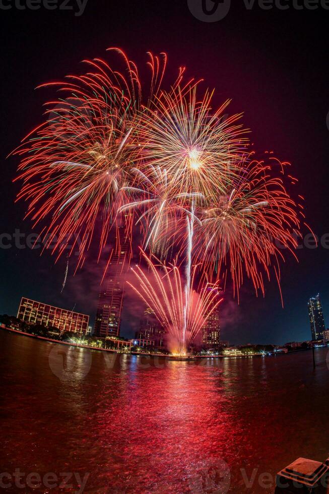 fuegos artificiales en el río en el cielo oscuro foto