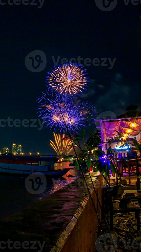 fuegos artificiales en el río en el cielo oscuro foto