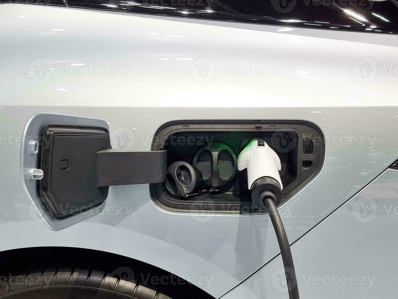 ev cargador eletric batería moderno coche ecología limpiar alternativa fuerza. limpiar energía y eco simpático con tierra transporte máquina. foto