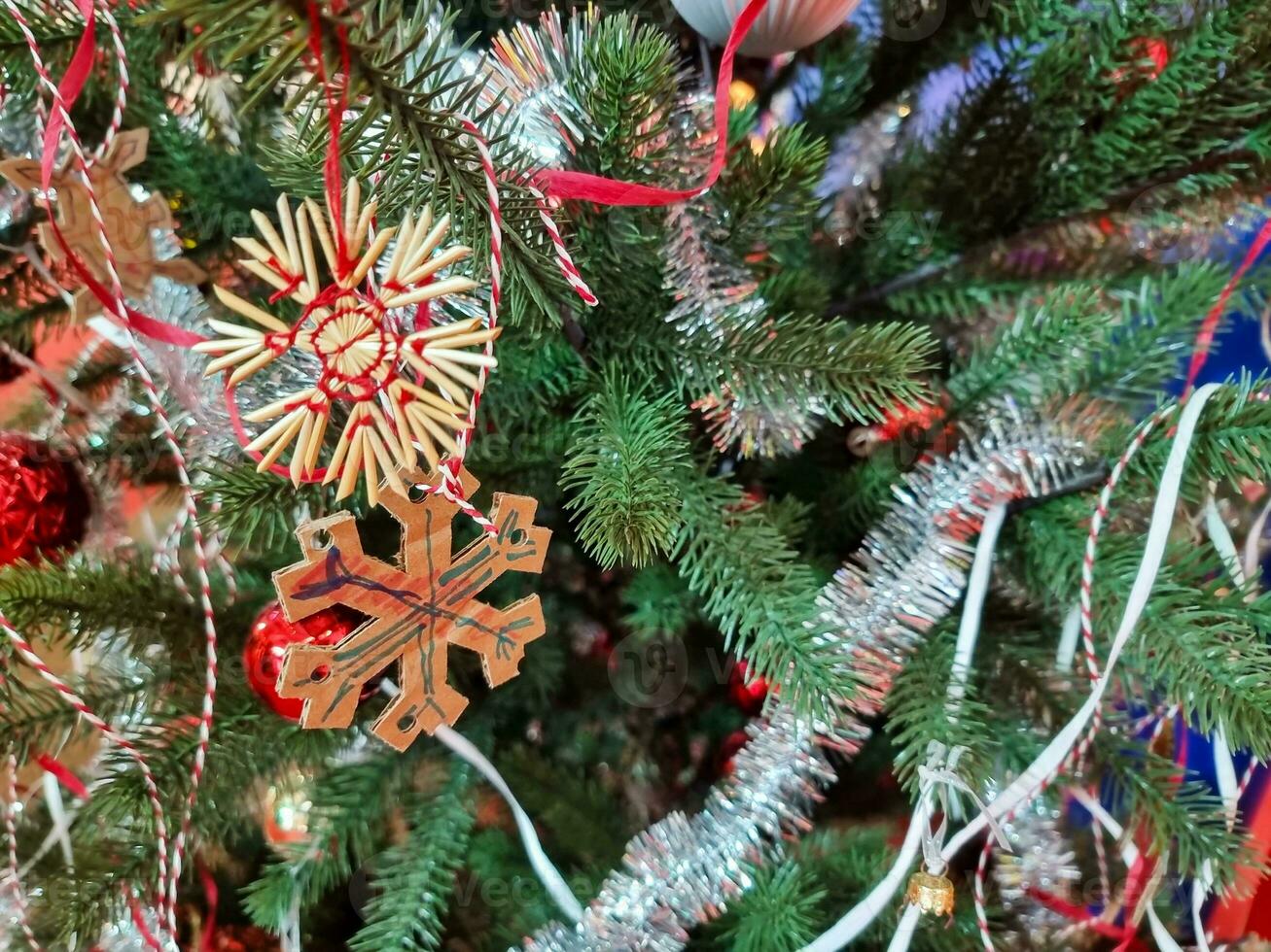 contento nuevo año acogedor hogar interior con Navidad árbol y guirnaldas pequeño pelotas. borroso luces dorado bokeh.feliz Navidad antecedentes. foto