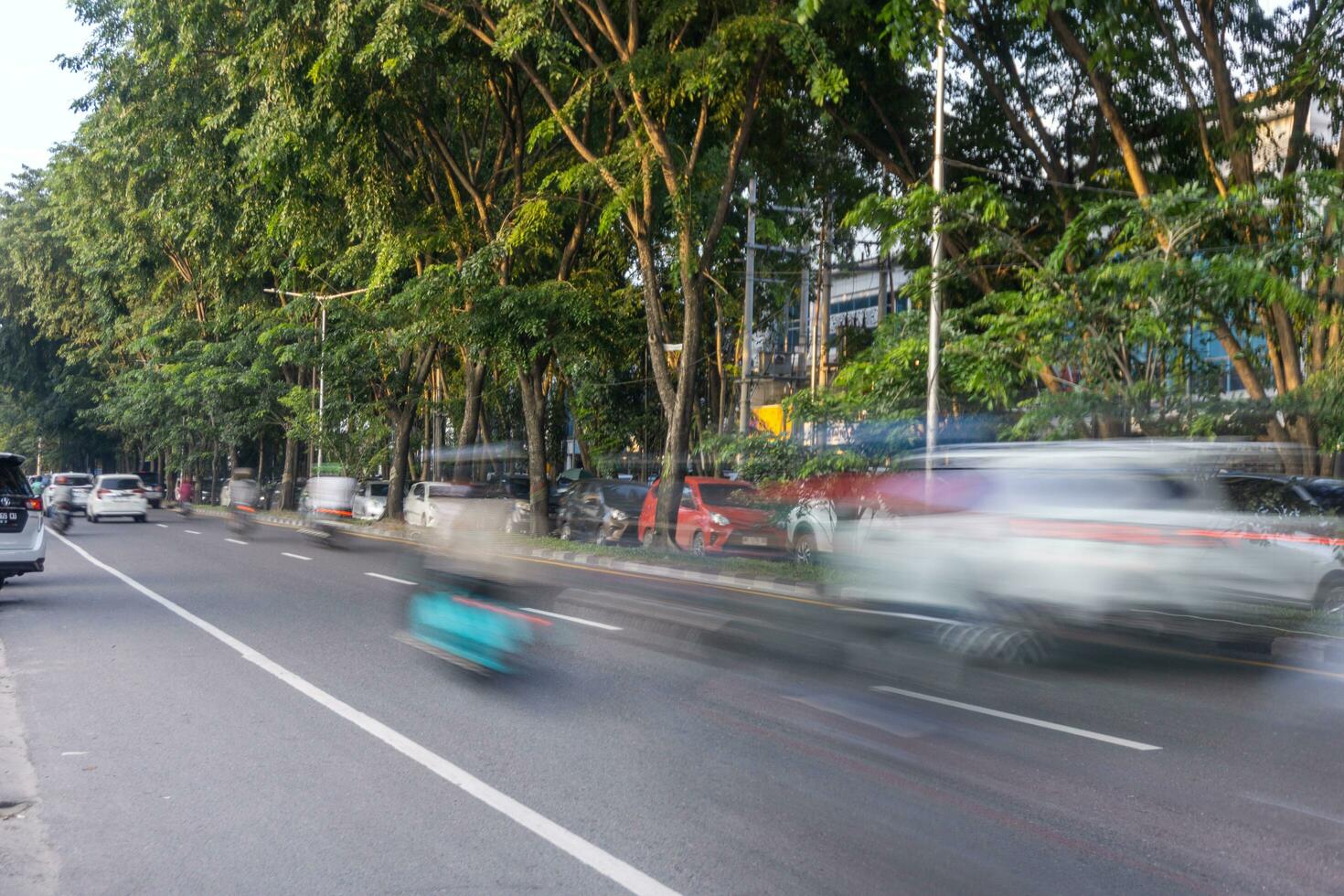 ciudad tráfico movimiento difuminar. borroso tráfico en medan ciudad norte sumatera foto