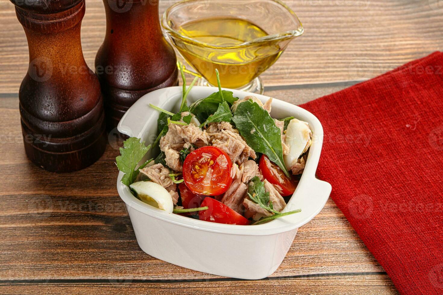 ensalada con atún, tomate, codorniz huevo y Rúcula foto