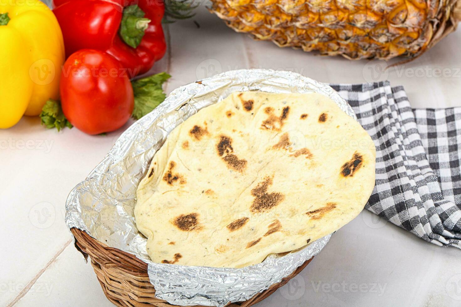 indio tradicional cocina un pan paratha foto