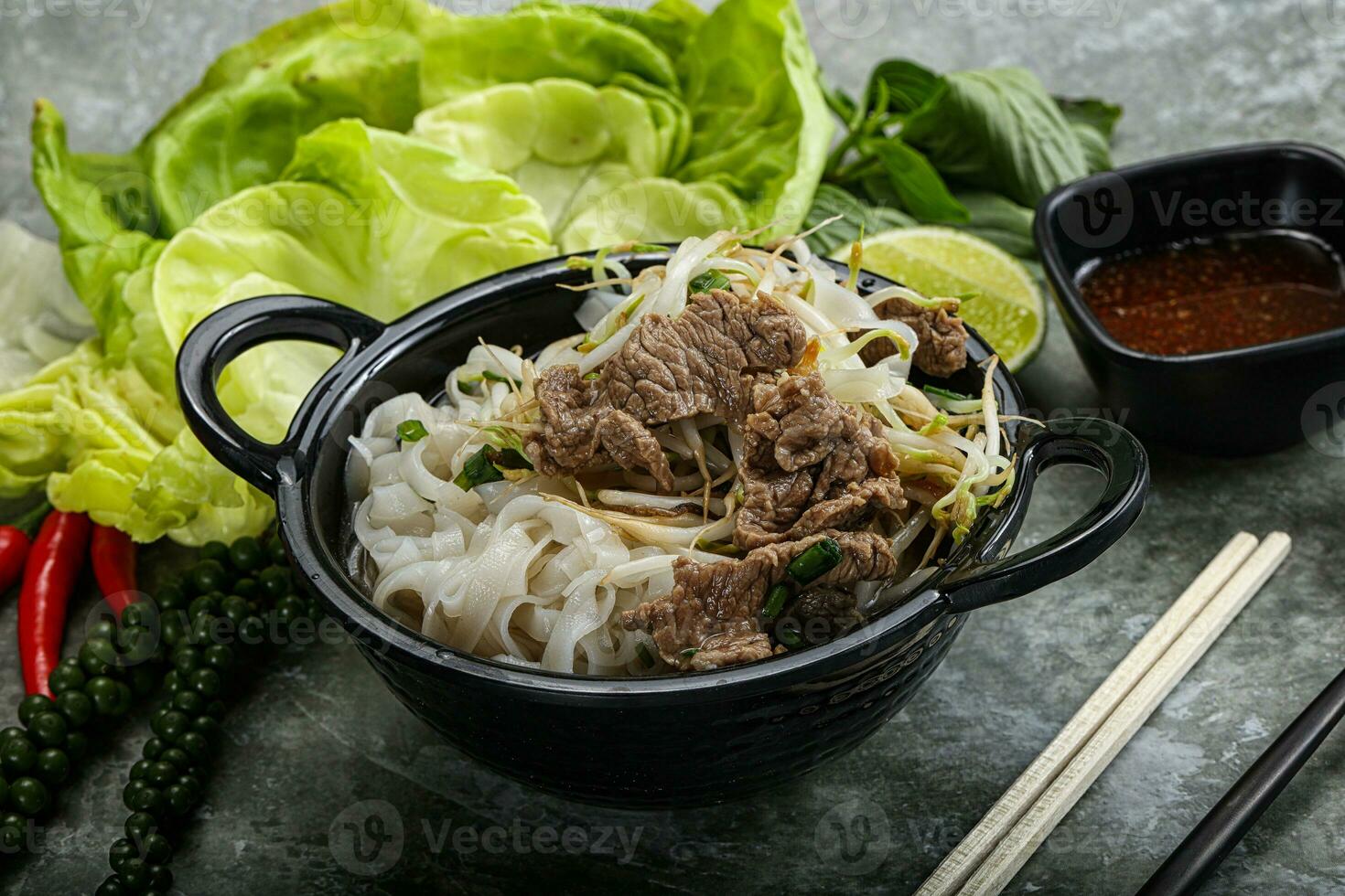 vietnamita tradicional sopa pho bo con carne de vaca foto