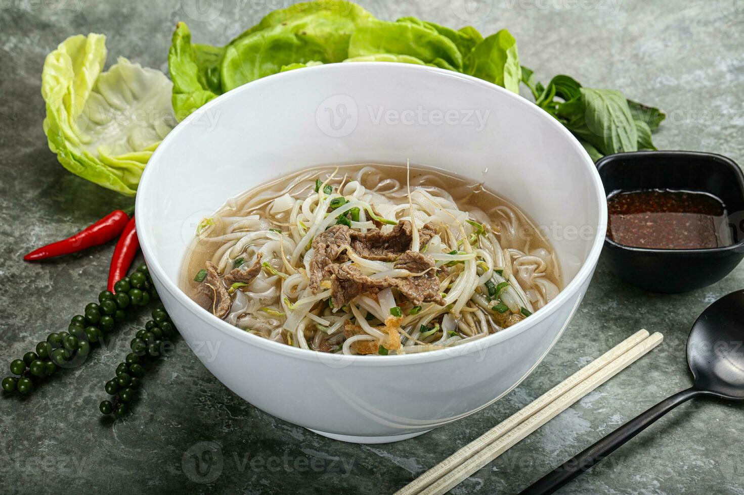 vietnamita tradicional sopa pho bo con carne de vaca foto