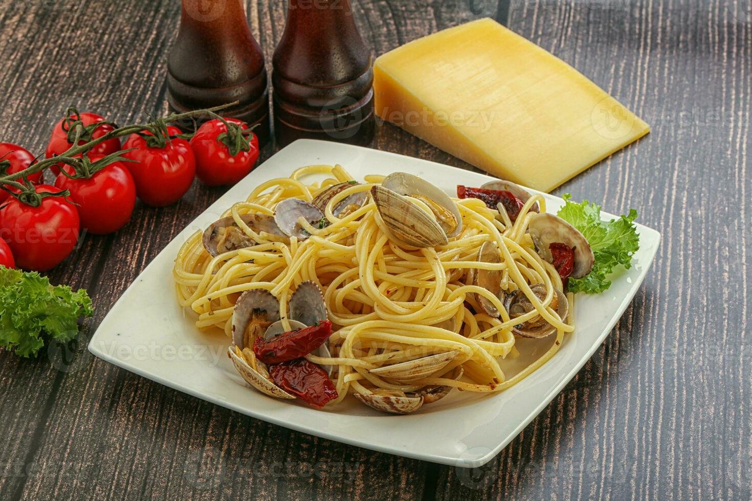 Pasta with vongole and tomato photo