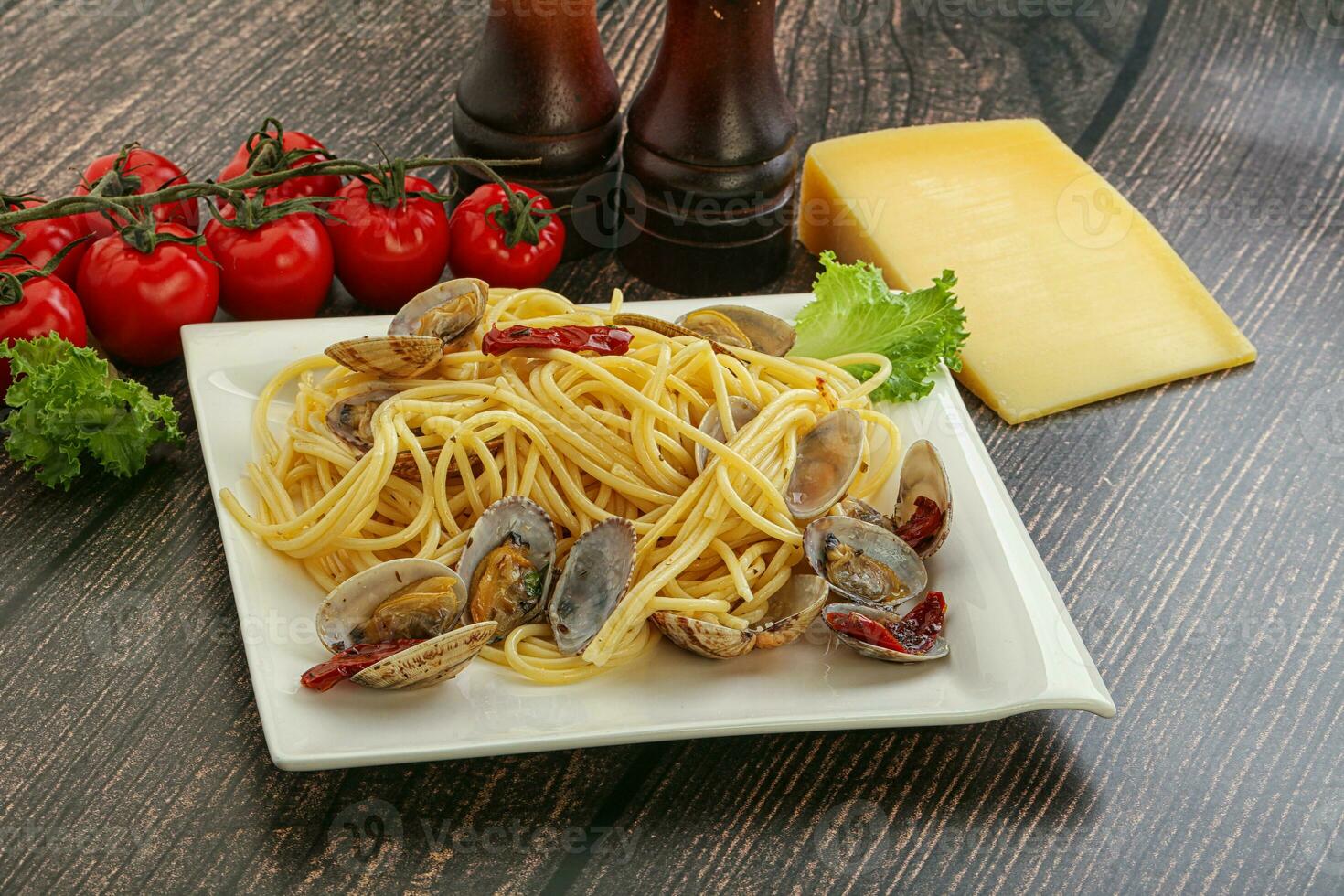 Pasta with vongole and tomato photo