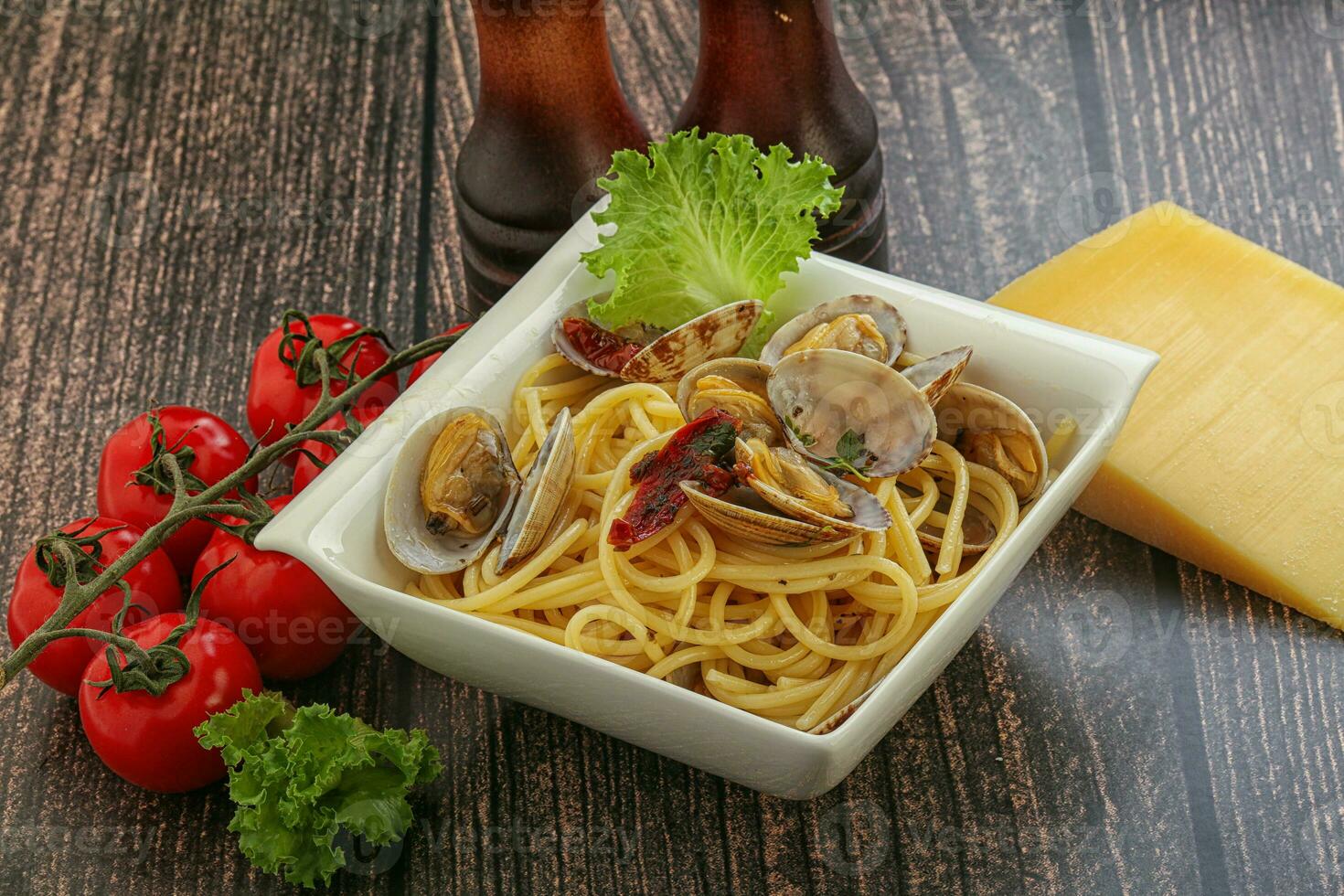 Pasta with vongole and tomato photo