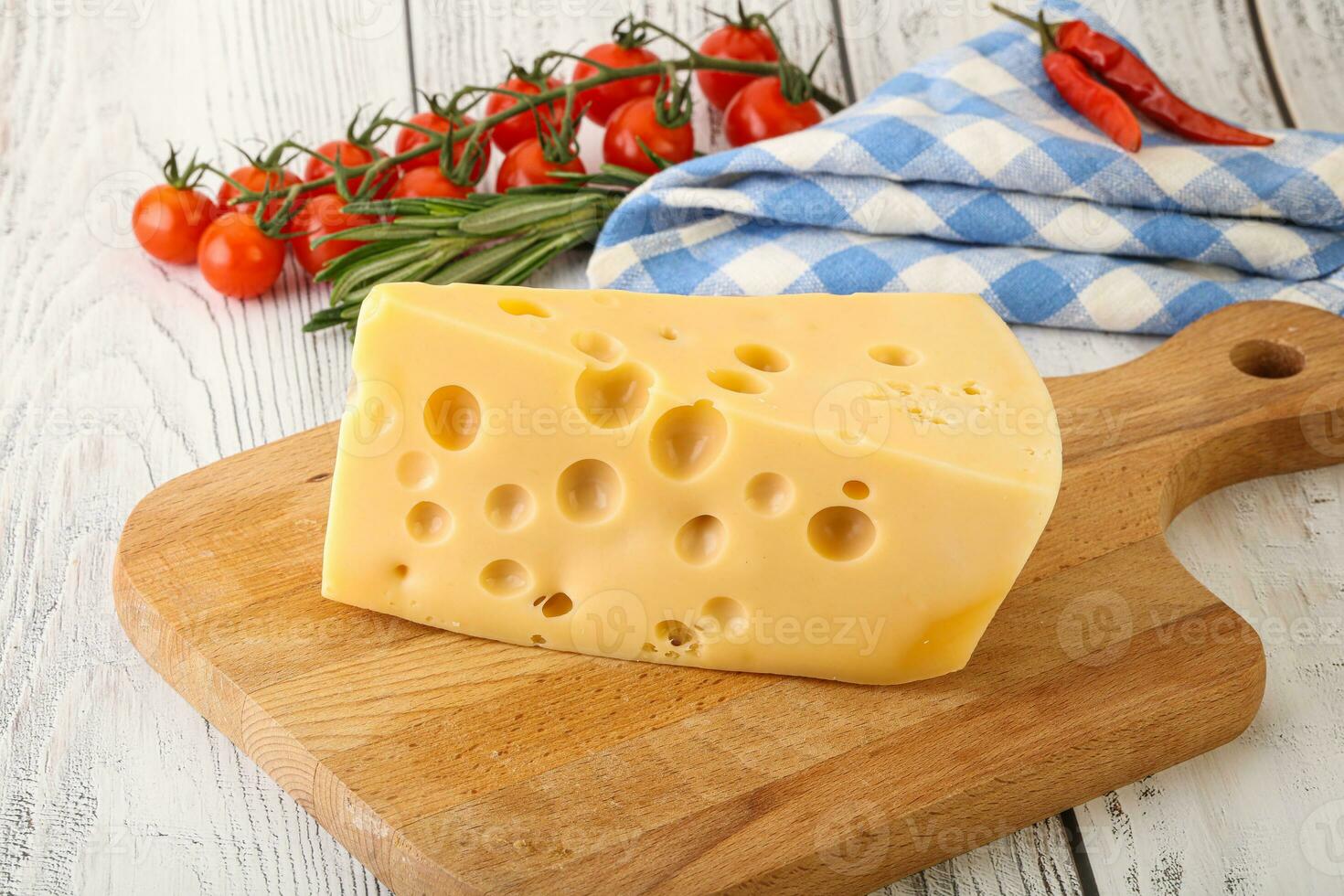 trozo de queso maasdam por la borda foto