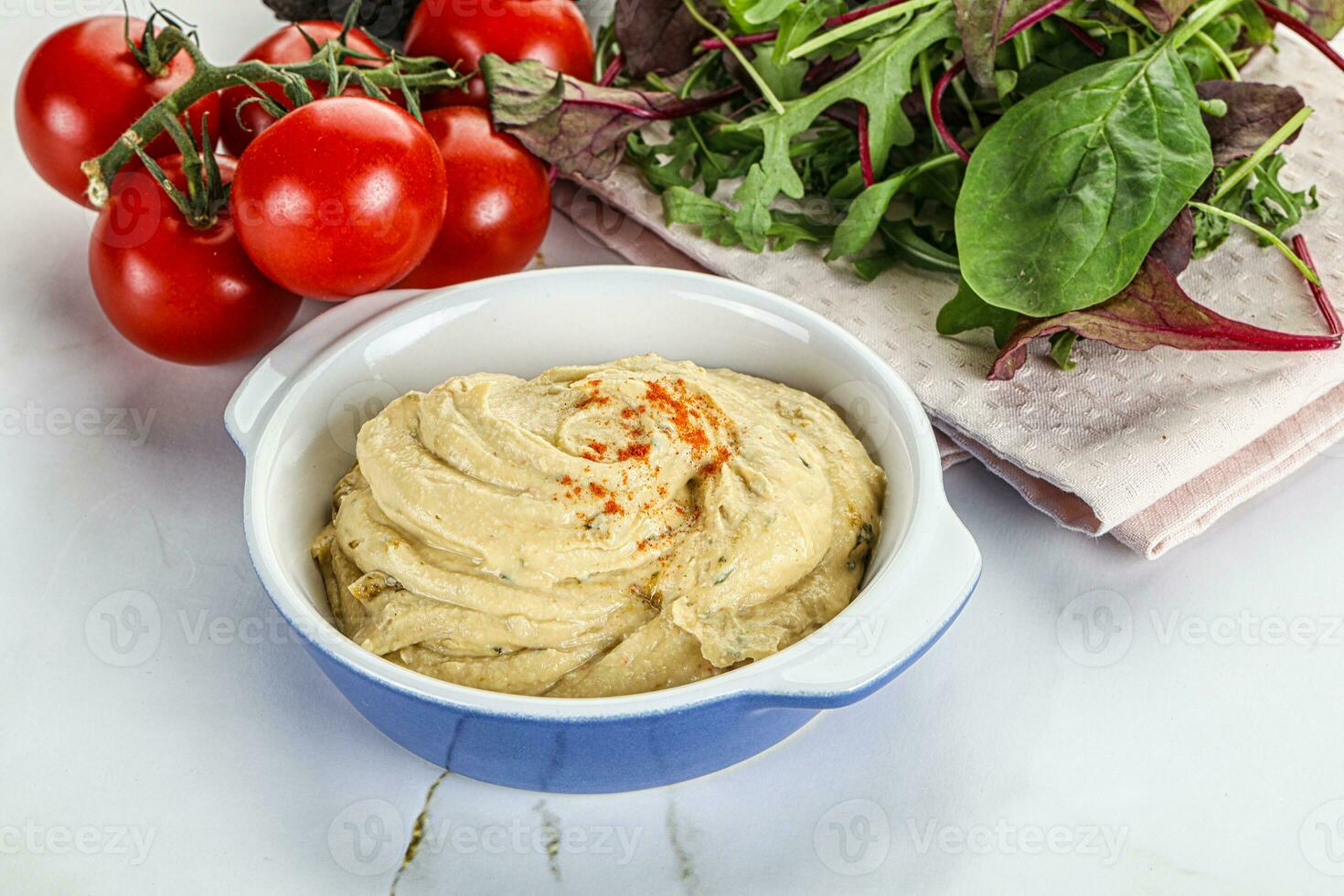 cremoso hummus en el cuenco foto