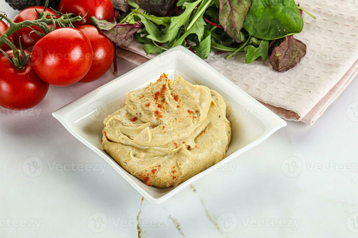 cremoso hummus en el cuenco foto