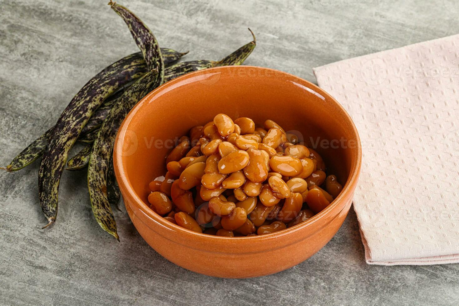 Enlatado blanco frijol en tomate salsa foto