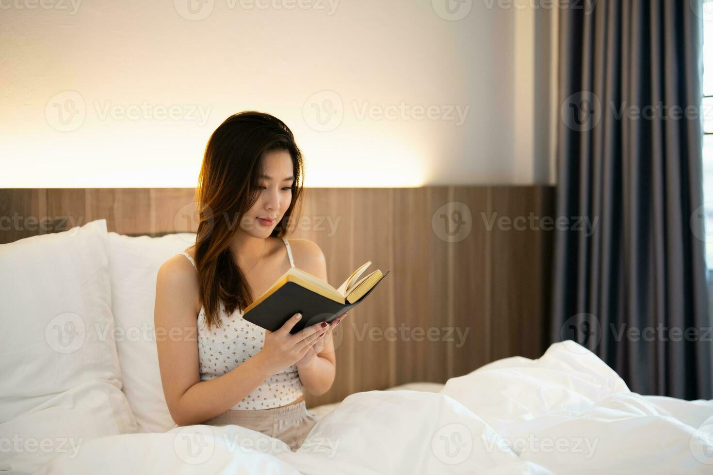 asiático mujer haciendo manos juntos en oración a Dios a lo largo con el Biblia en el cristiano concepto de fe, espiritualidad y religión, mujer orar en el Biblia. oración Biblia en el cama en el dormitorio. foto