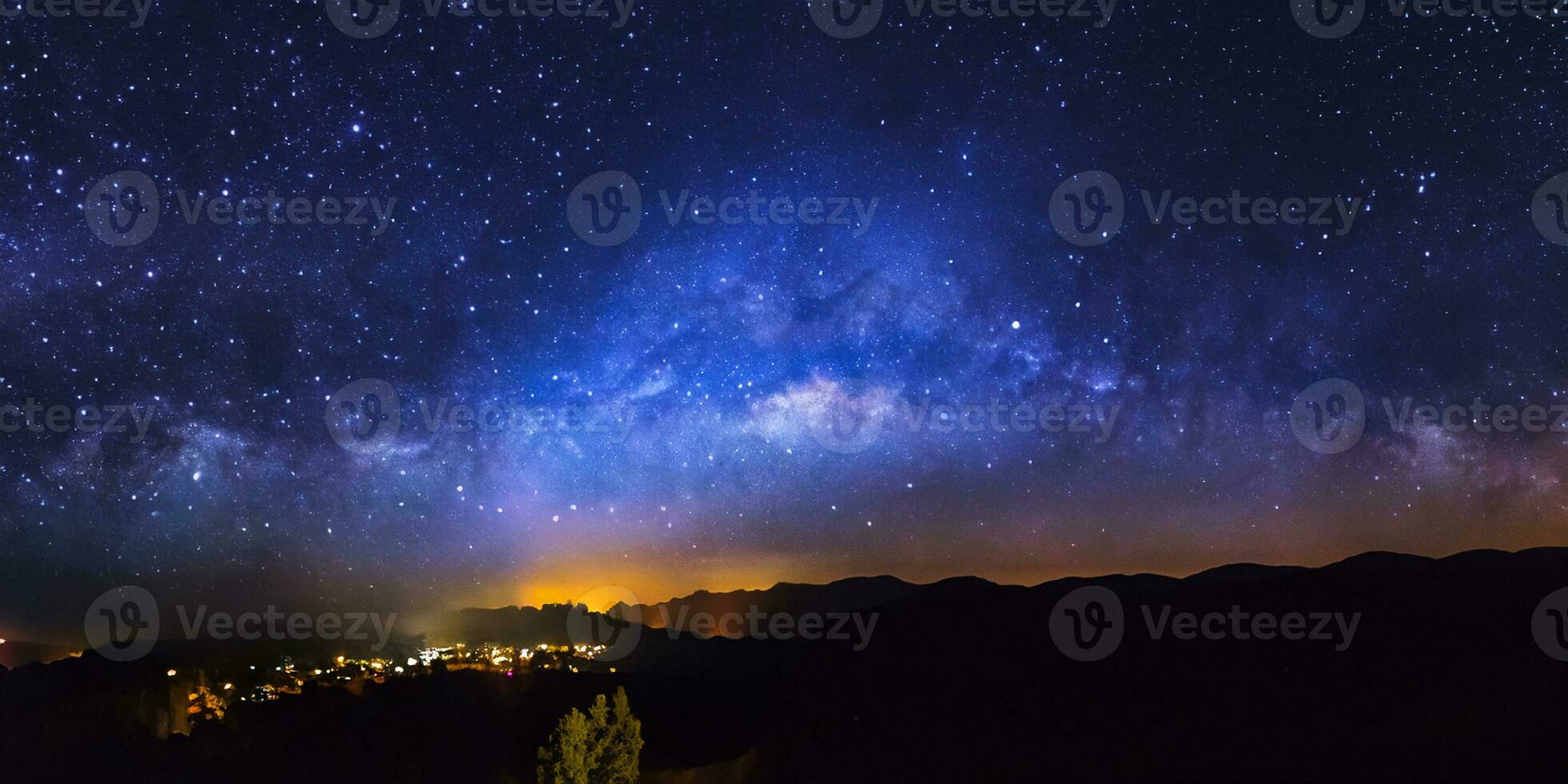 panorama de la galaxia de la vía láctea en doi inthanon chiang mai, tailandia. fotografía de larga exposición. con grano foto