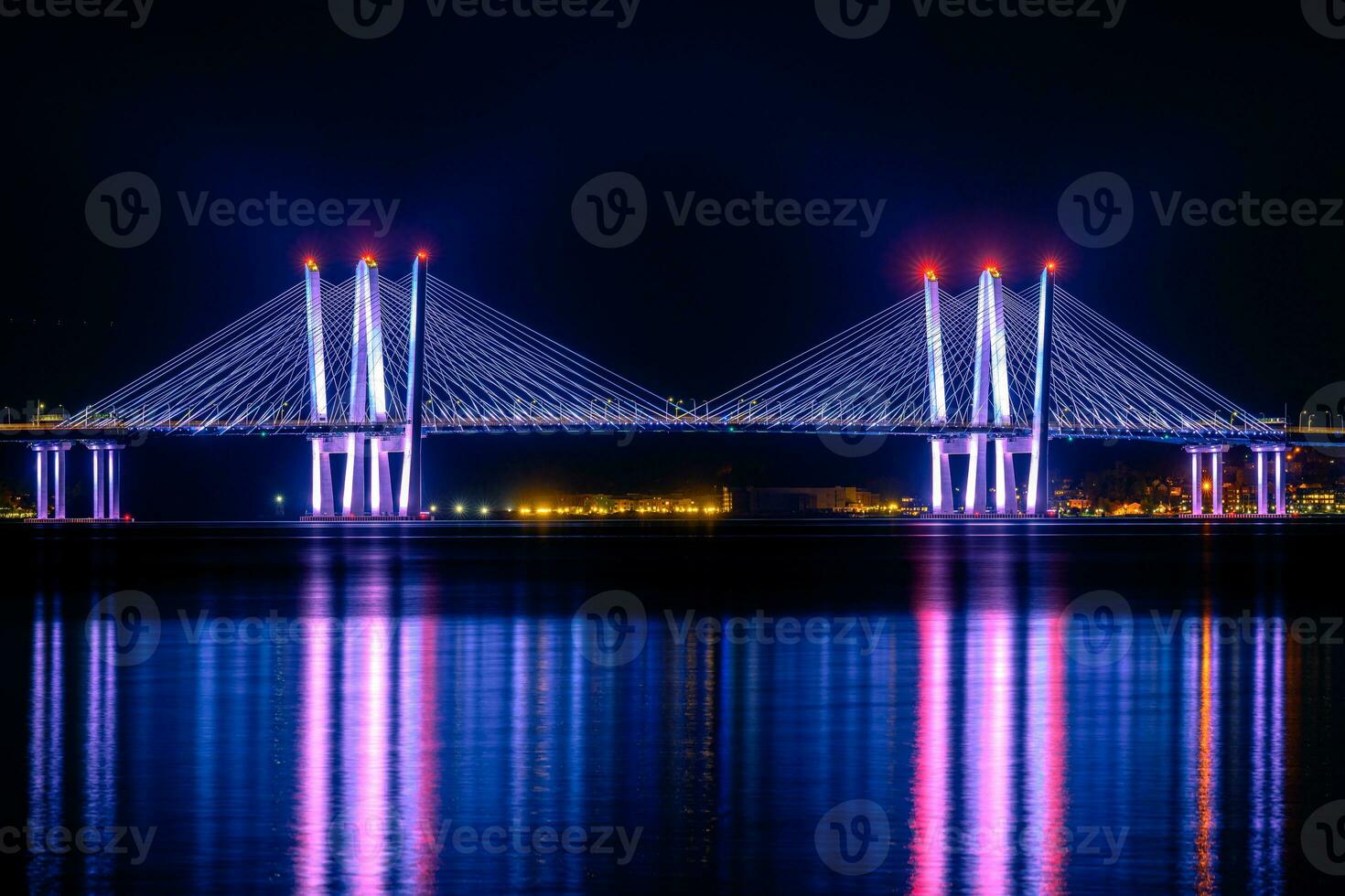 nuevo grifo zee puente a noche foto