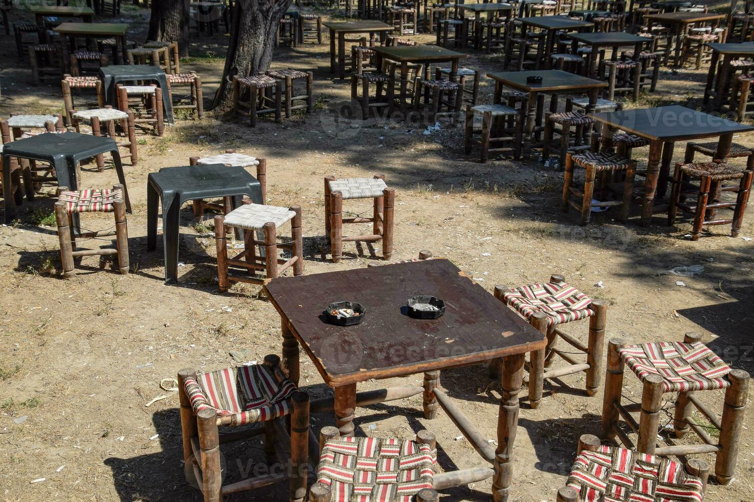 mesas y sillas en parque karaalioglu para juego, dominó y conversaciones foto