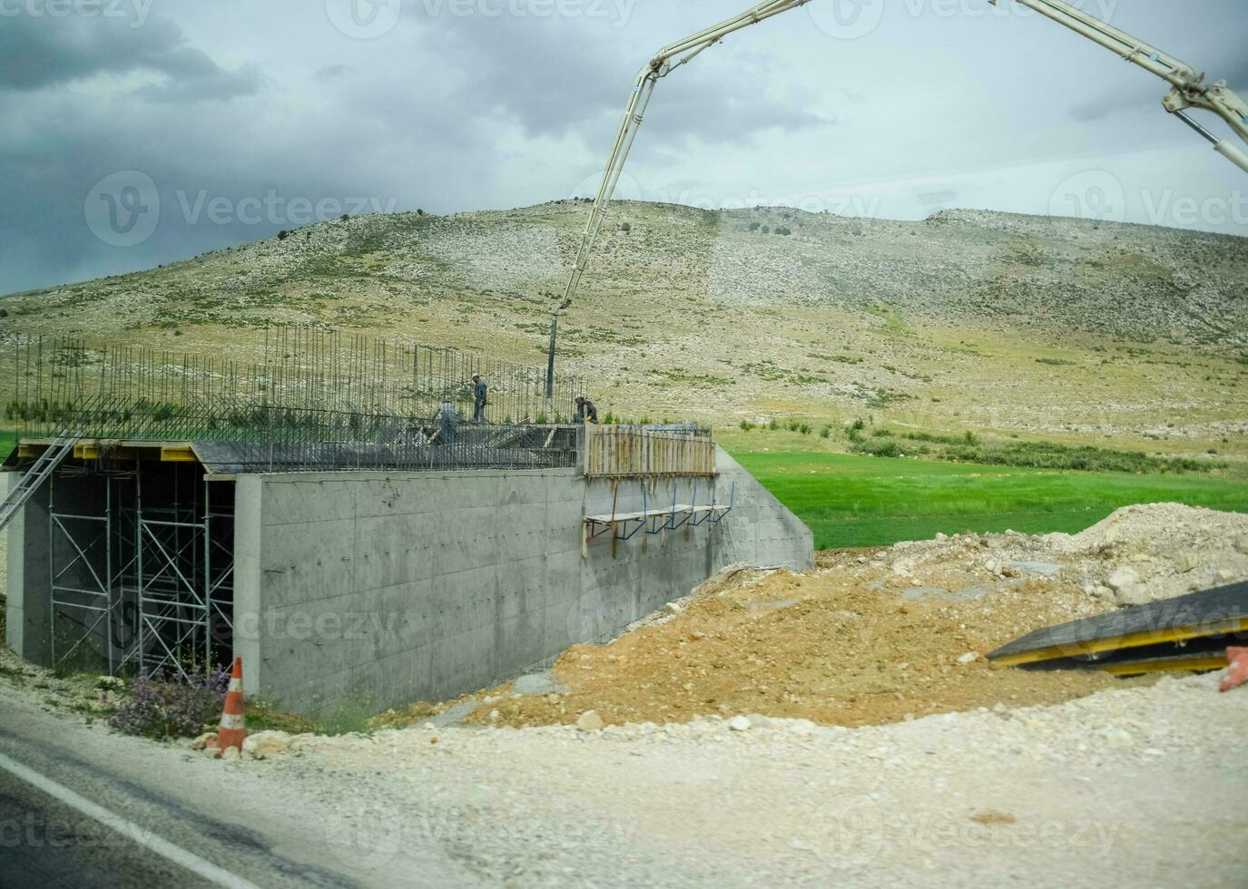 torrencial hormigón mediante el parte superior utilizando grua máquina foto