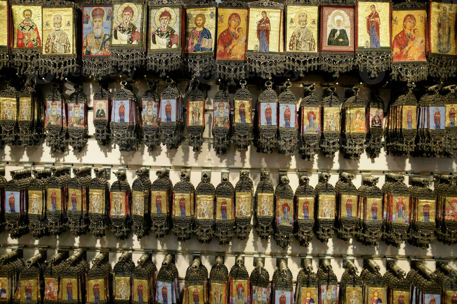 ortodoxo recuerdo íconos con Santo nicholas foto