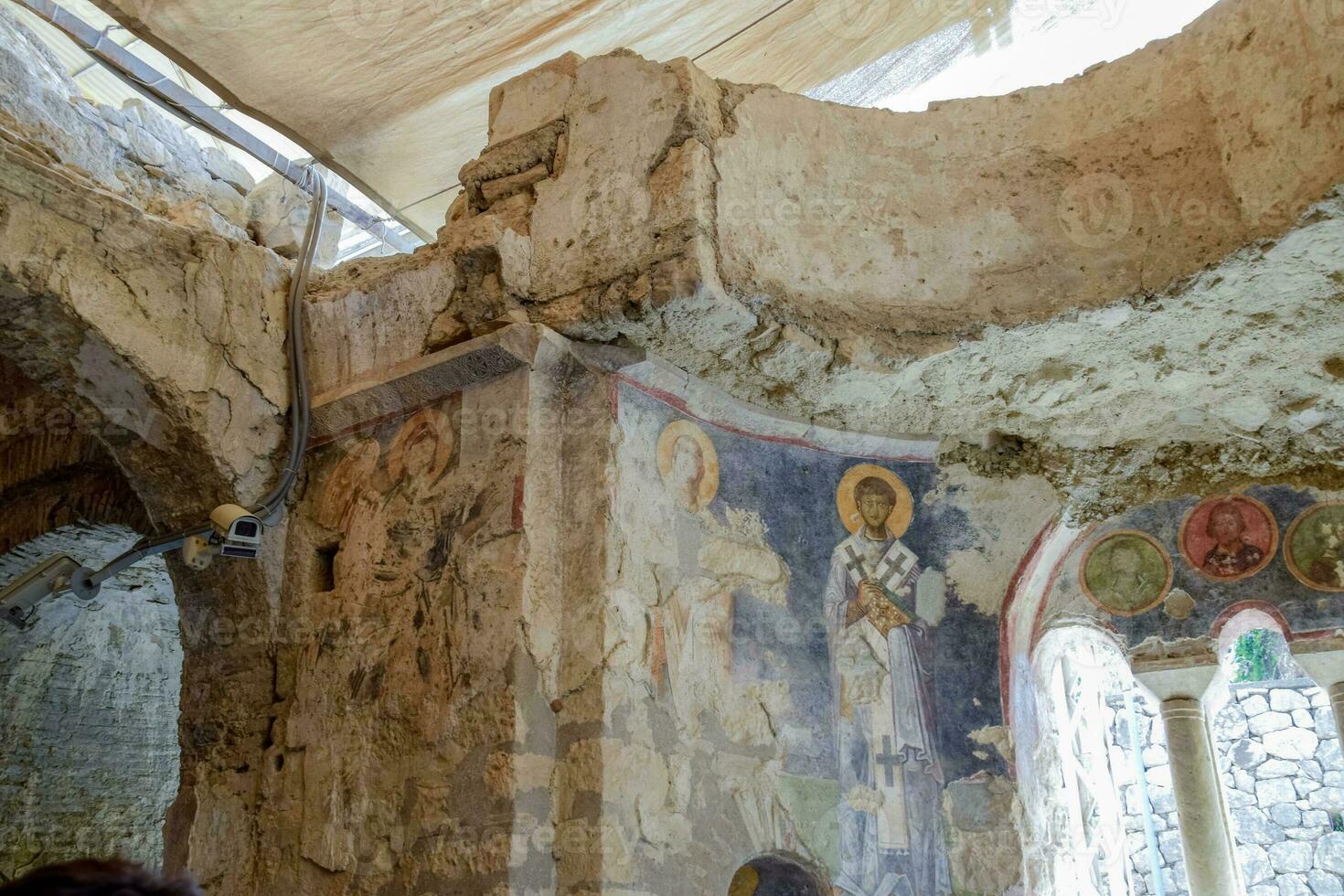 el edificio de Iglesia de S t. nicholas en pavo, demré. paredes, columnas y frescos en el pared de el templo. foto