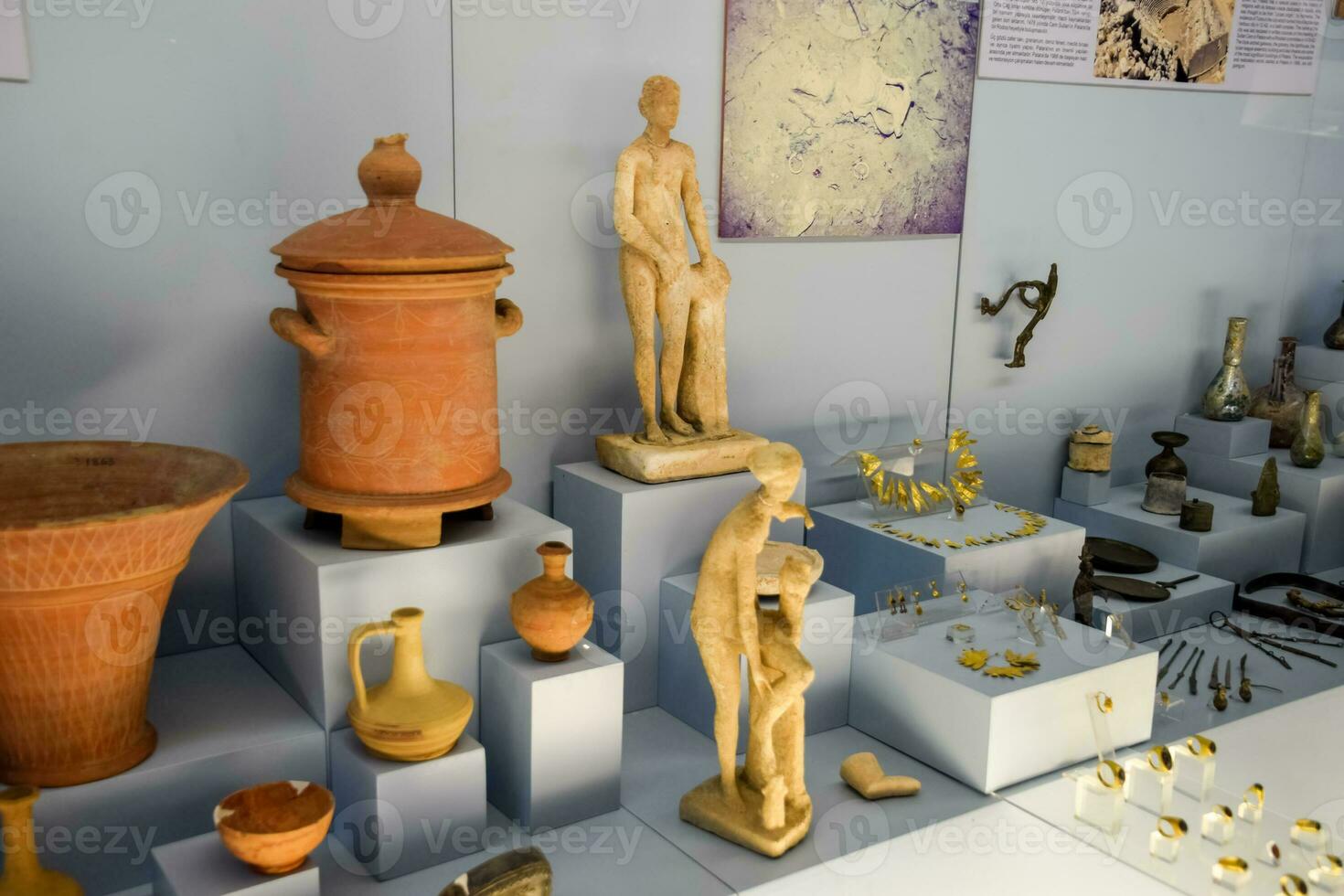arcilla y metal platos y arcilla estatuillas y estatuillas en el museo de antigüedad de antalya. foto