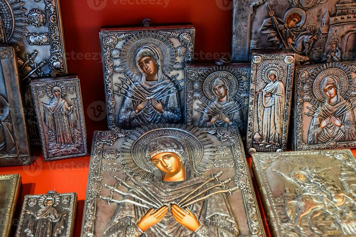 ortodoxo íconos en el tienda encimera. foto