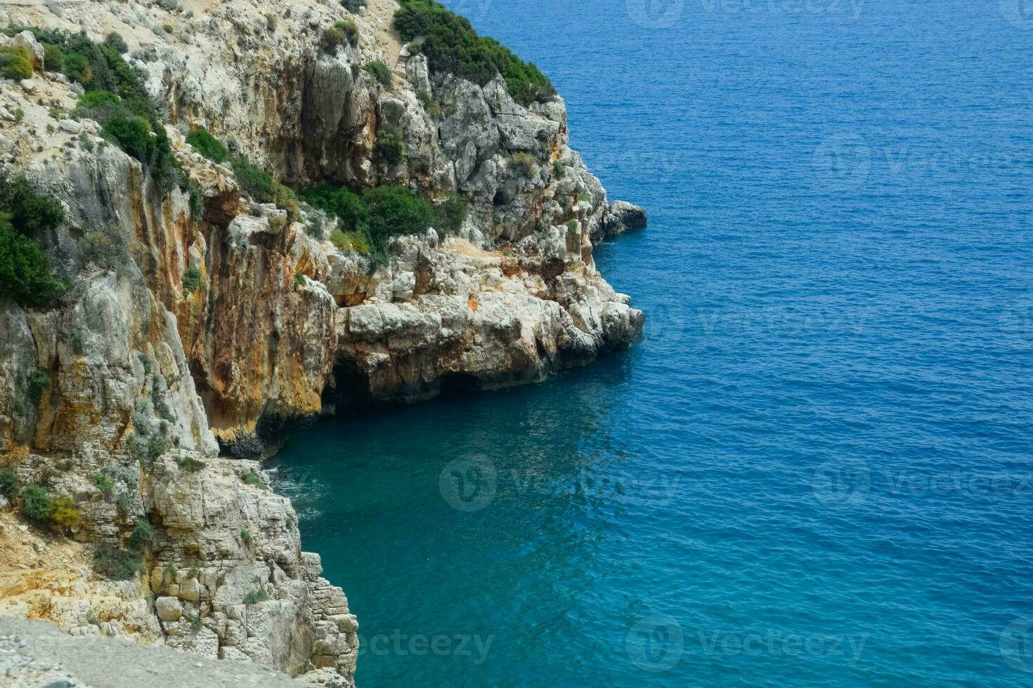 costero acantilados de caliza. el costa de Mediterráneo mar en pavo. foto