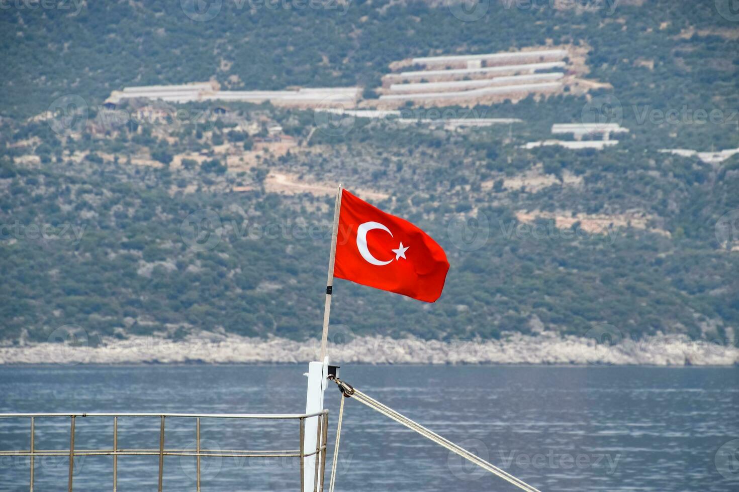 el bandera de Turquía revolotea en el viento en el cubierta de Placer yate. foto