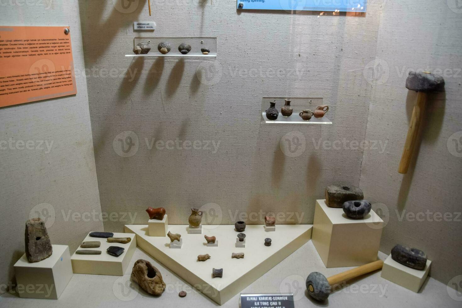 antiguo Roca hachas y cerámica. exhibiciones de el antalya museo de antigüedad. foto