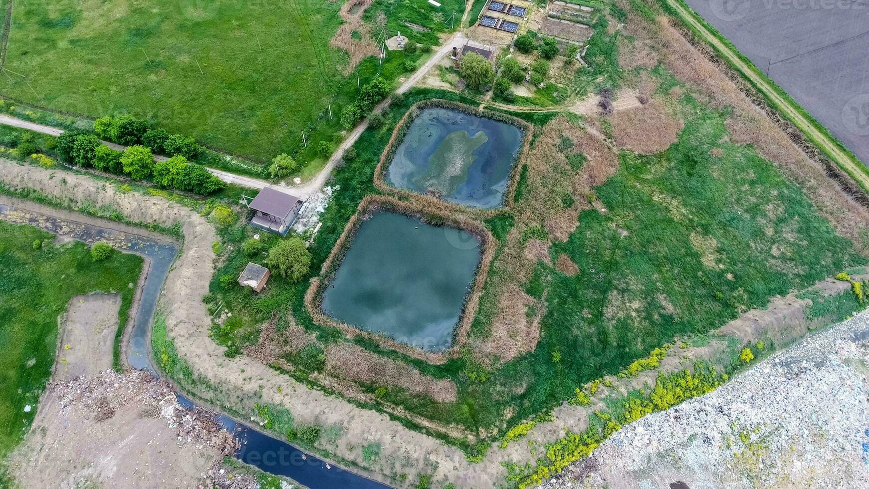 purificación instalaciones, aguas residuales tratamiento quinielas. vertedero de basura fuera de el pueblo foto