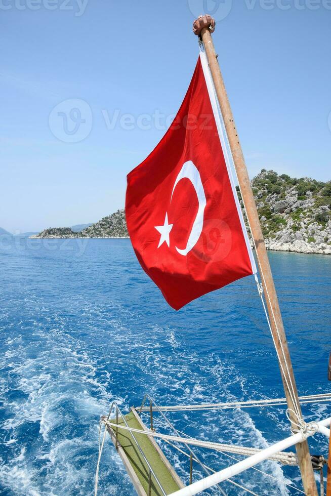 Turquía bandera a el popa de un Placer yate. ver de Mediterráneo costa foto