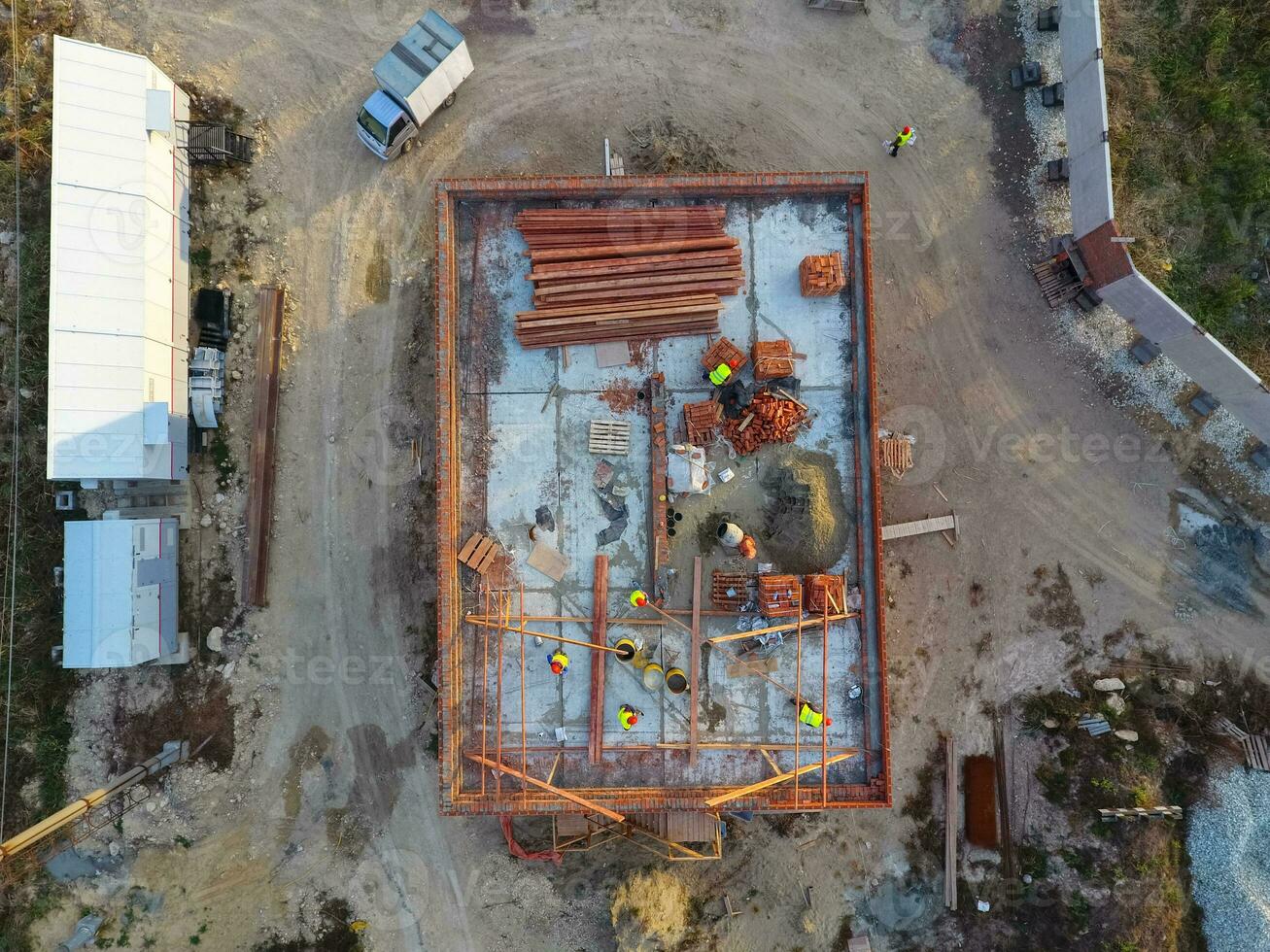 construcción de un ladrillo edificio. instalación de el techo. construcción obras. foto