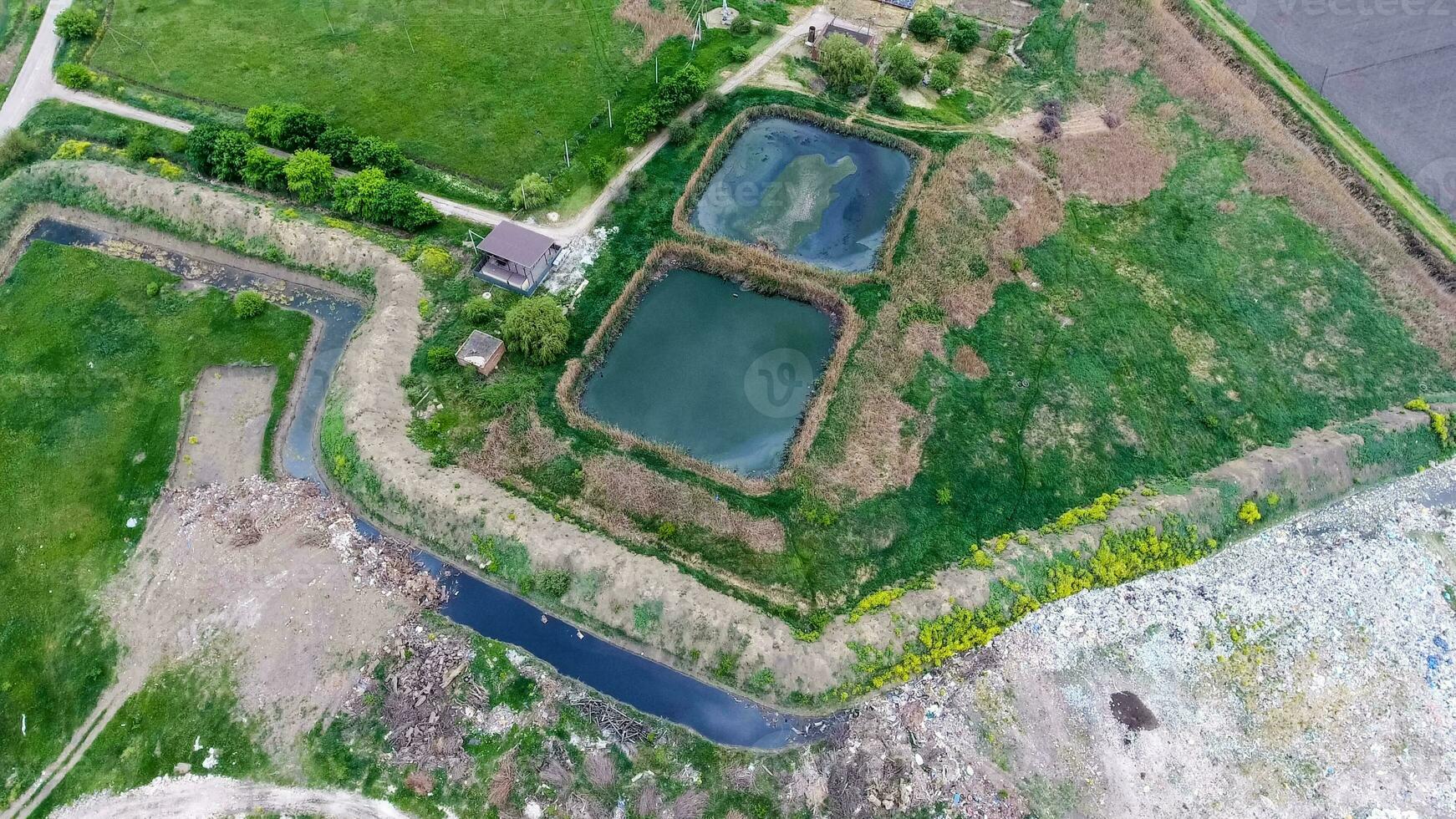 purificación instalaciones, aguas residuales tratamiento quinielas. vertedero de basura fuera de el pueblo foto