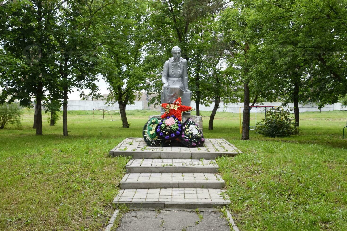 Monumento a el madre de un soldado esperando para su hijo desde el guerra. escultura de un desconocido autor en el parque de el pueblo de pervomaisky, krasnodar krai, Rusia. foto