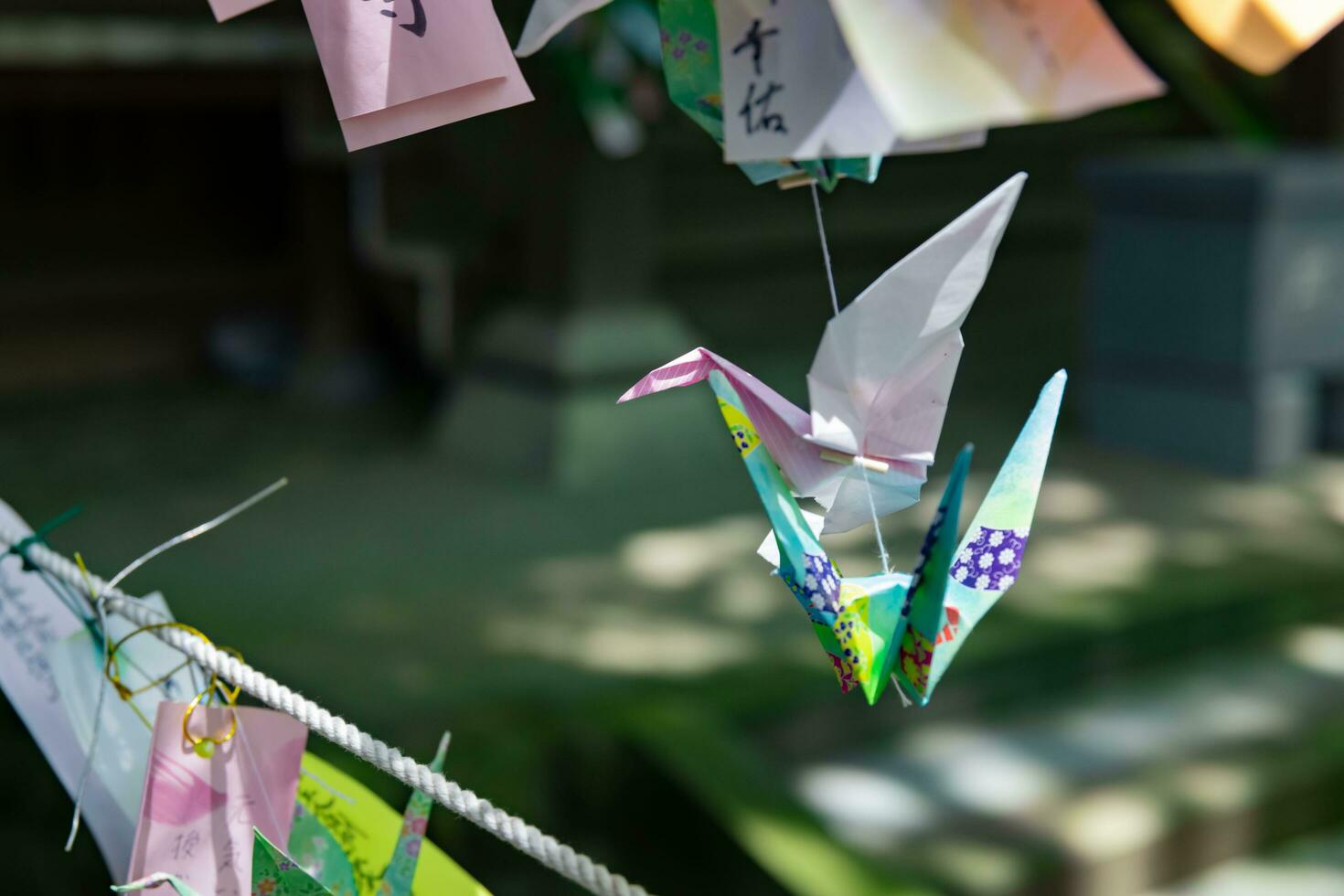 un papel grua balanceo en el viento a el tradicional calle cerca arriba foto