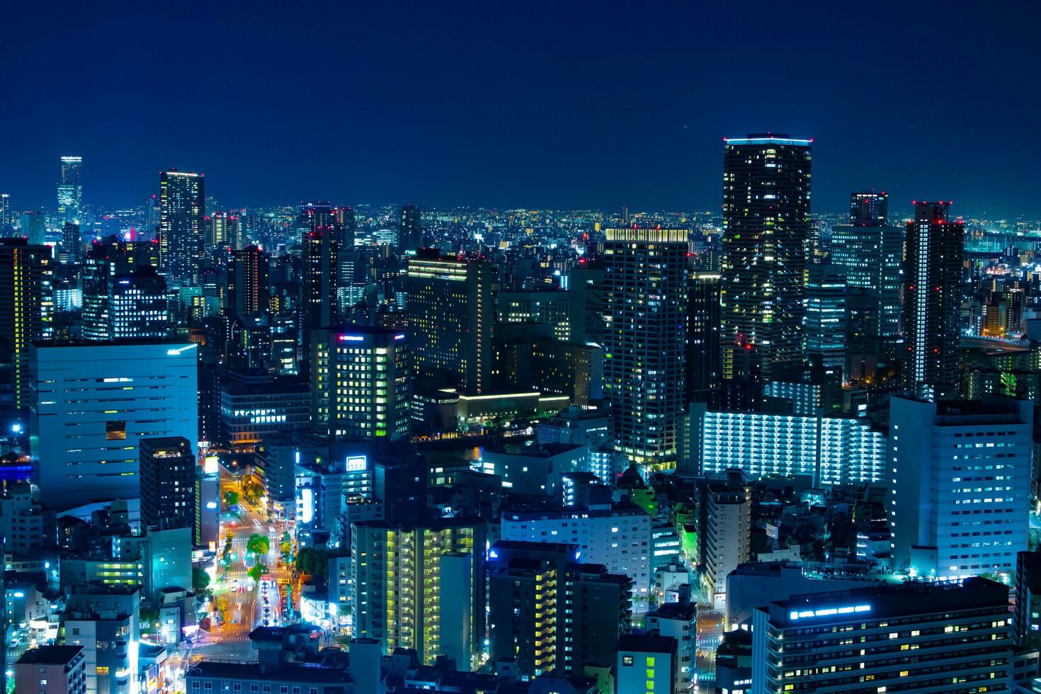 un noche panorámico paisaje urbano en Osaka alto ángulo foto