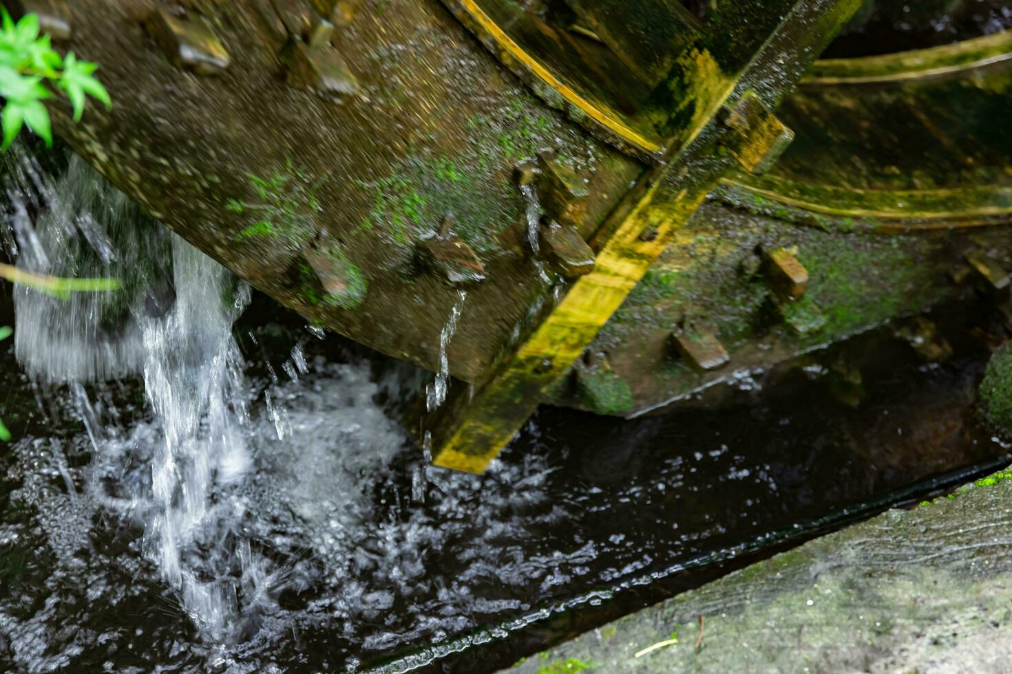 un histórico de madera rueda en el agua superficie en tokio cerca arriba foto