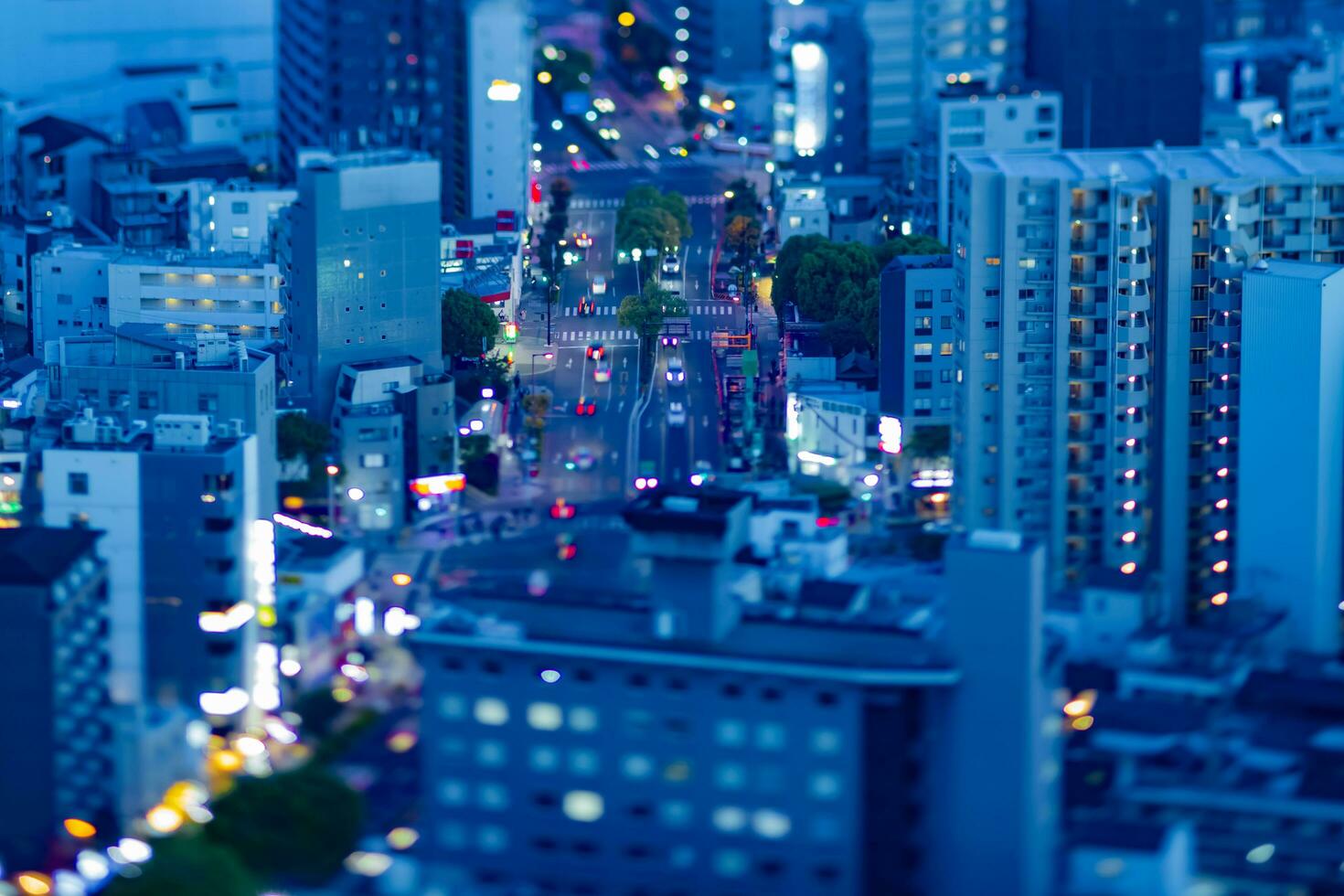 un oscuridad miniatura paisaje urbano por alto ángulo ver a el urbano calle en Osaka foto