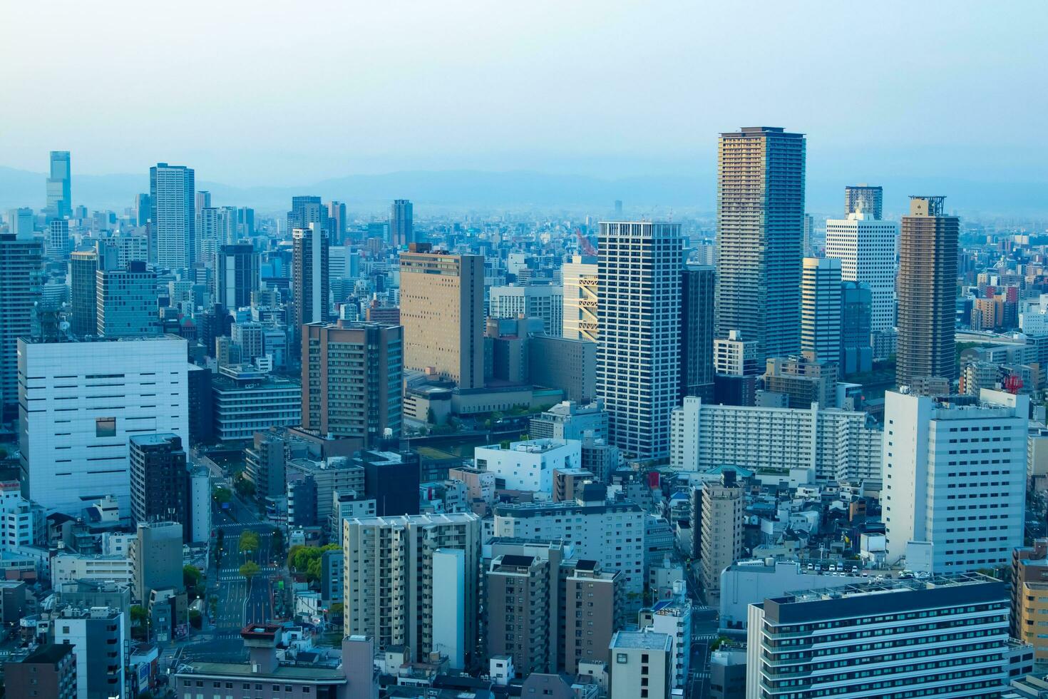 un amanecer panorámico paisaje urbano cerca Yodo río en Osaka foto