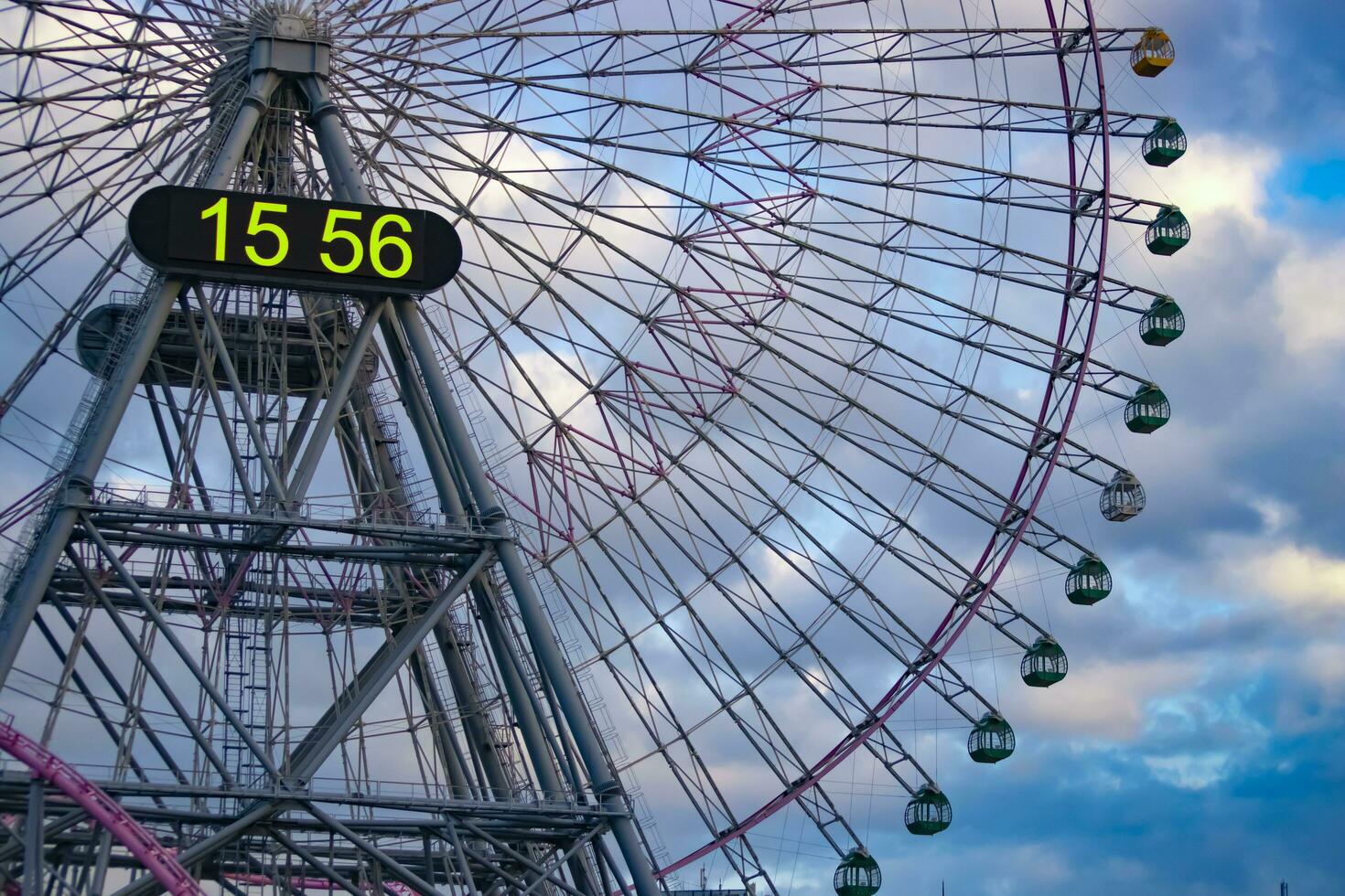 un ferris rueda cerca el urbano ciudad en Yokohama telefotográfico Disparo foto