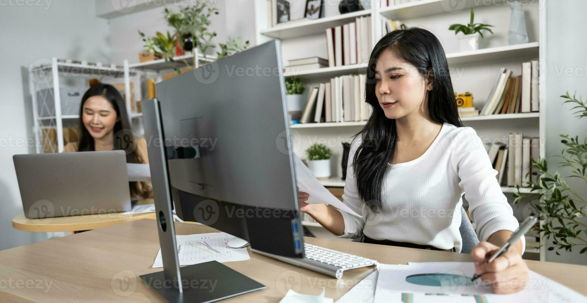 contador o auditor trabajando con computadora en oficina foto