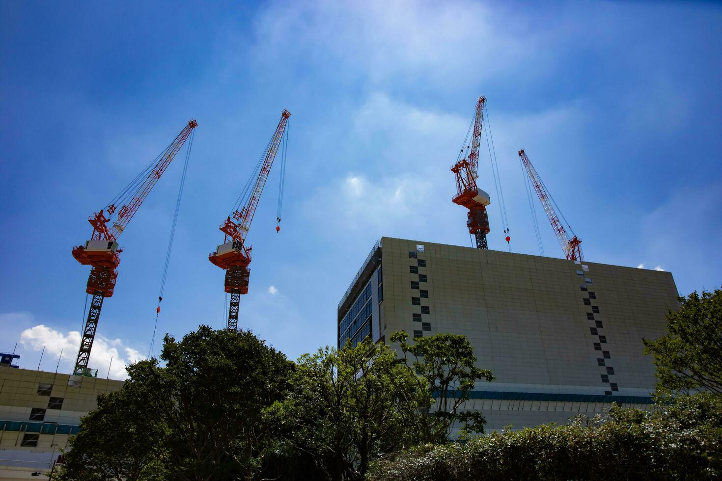 grúas a el parte superior de el edificio a el negocio pueblo en tokio amplio Disparo foto