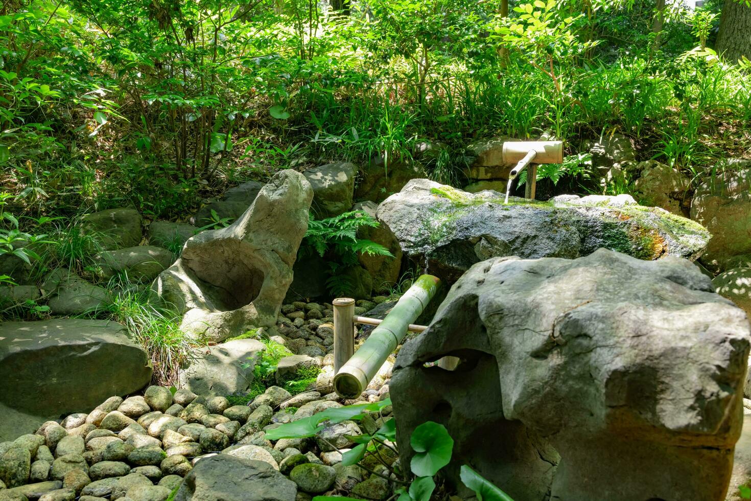 un japonés bambú agua fuente shishi-odoshi en zen jardín foto